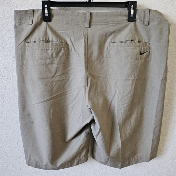 Nike golf Dri Fit Men's Tan Golf Standard Fit Shorts Size 38 - Picture 1 of 10